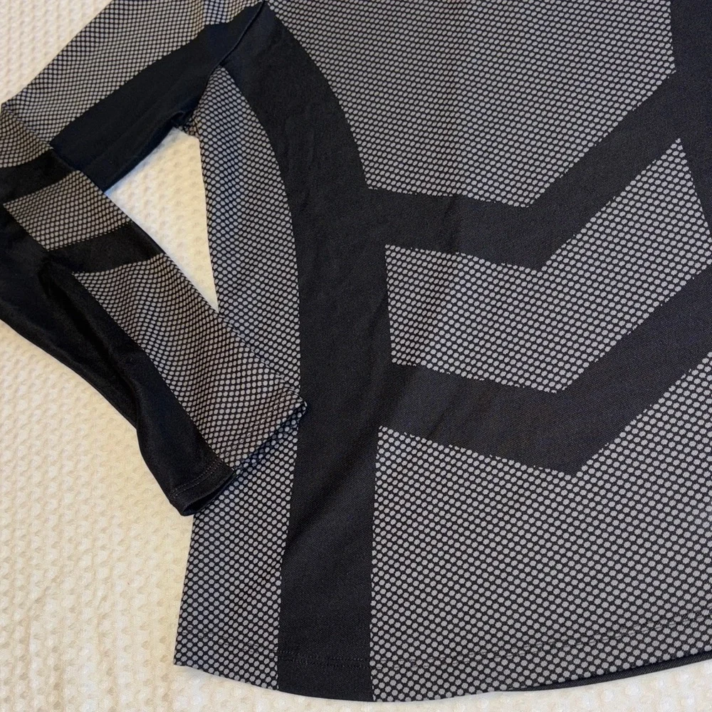 Under Armour MEDIUM Black Gray Dot Long Sleeve 1/4 Zip Mock Neck Top - Picture 10 of 12